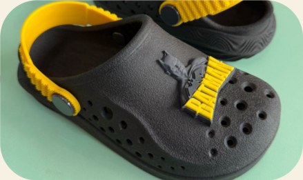 Clog infantil com detalhes coloridos