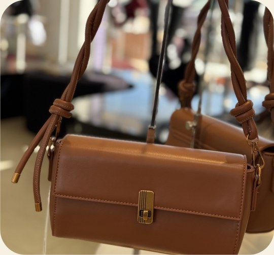 Bolsa baguete com fecho dourado