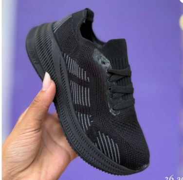 Tênis infantil preto esportivo