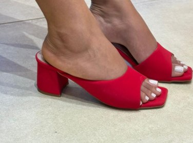 Tamanco vermelho de tira larga