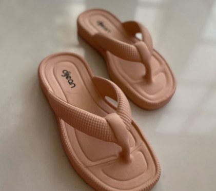 Chinelo de dedo acolchoado
