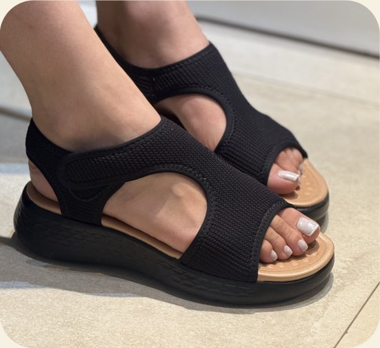 Sandália ortopédica texturizada com velcro e recorte lateral