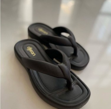 Chinelo de dedo acolchoado