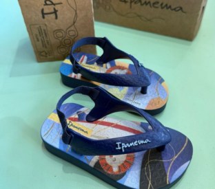 Chinelo infantil azul estampado