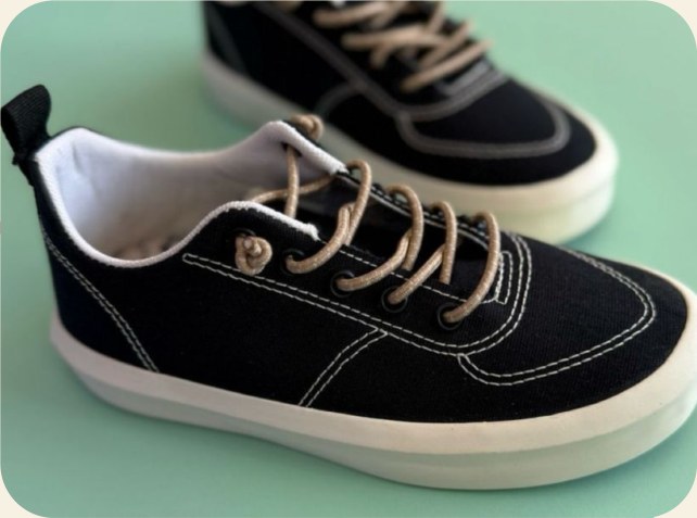 Tênis infantil preto com detalhe branco