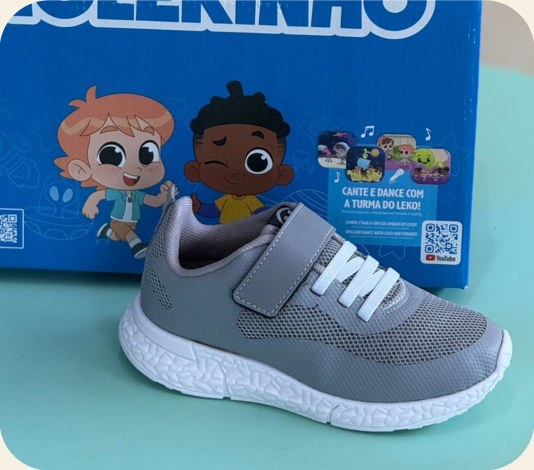 Tênis infantil com faixa aderente e sola branca