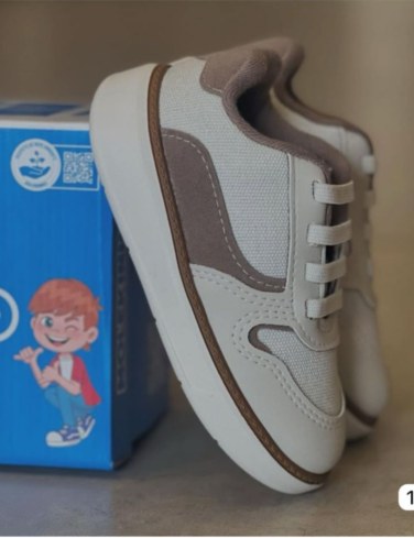 Tênis infantil bege de cano baixo