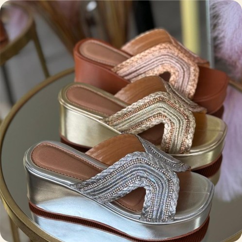 Tamanco flatform com bordado