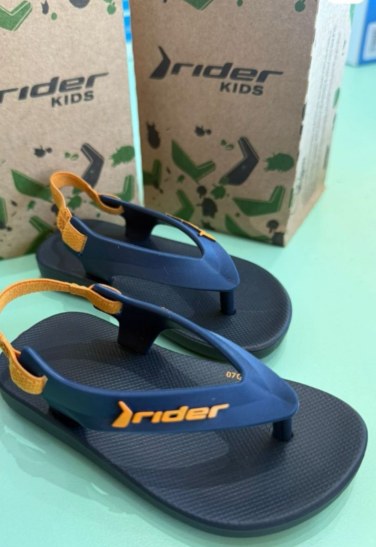 Chinelo infantil azul e amarelo