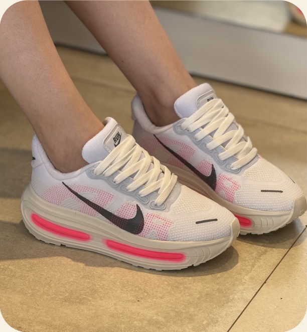 Tênis Nike esportivo com detalhes coloridos — Premium