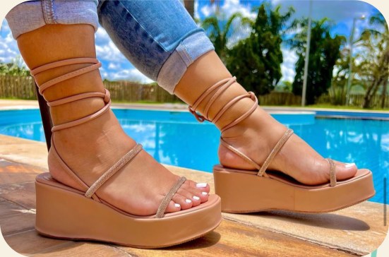 Flatform caramelo com amarração de tiras