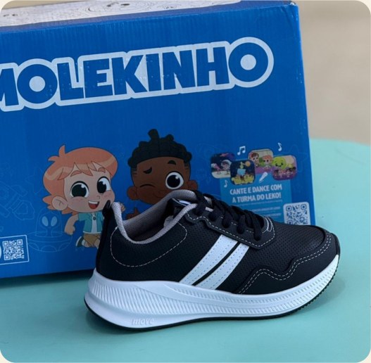 Tênis infantil preto e branco esportivo
