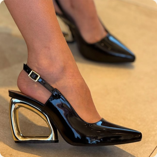 Scarpin slingback com salto dourado vazado