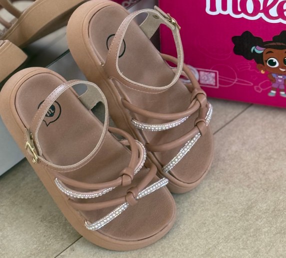 Sandália infantil rosa de tiras finas