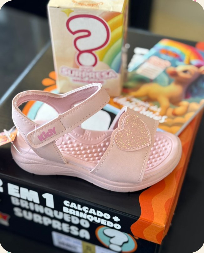 Tênis infantil rosa com tiras aderentes