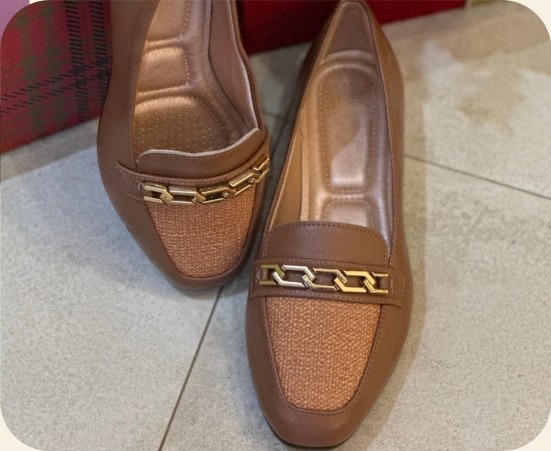 Mocassim com corrente dourada e bico texturizado
