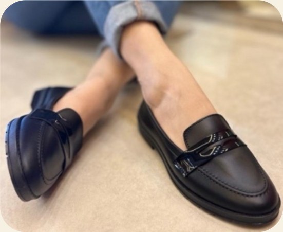 Mocassim com tira decorada brilhante