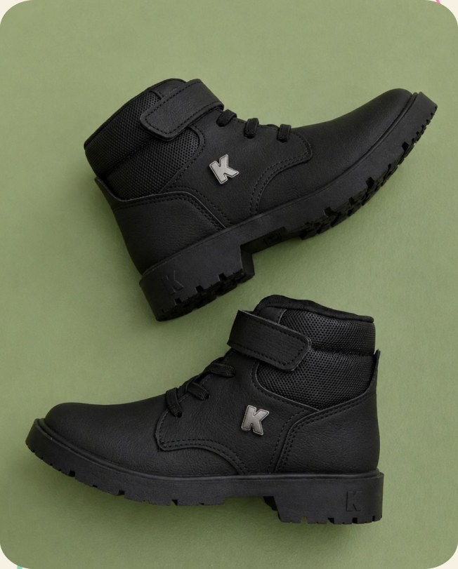 Bota infantil com tiras aderentes
