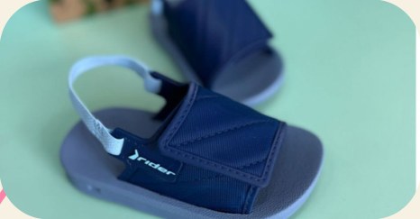 Sandália infantil azul de tira larga