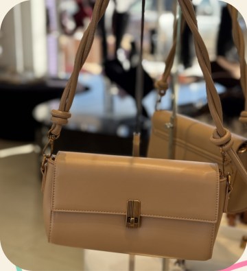 Bolsa baguete com fecho dourado