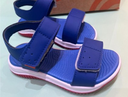 Sandália infantil azul com tiras aderentes