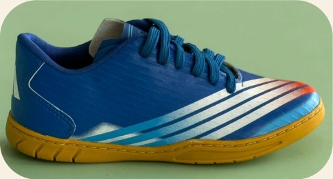 Chuteira infantil azul para futsal