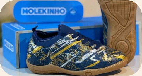 Tênis infantil azul com estampa para futsal