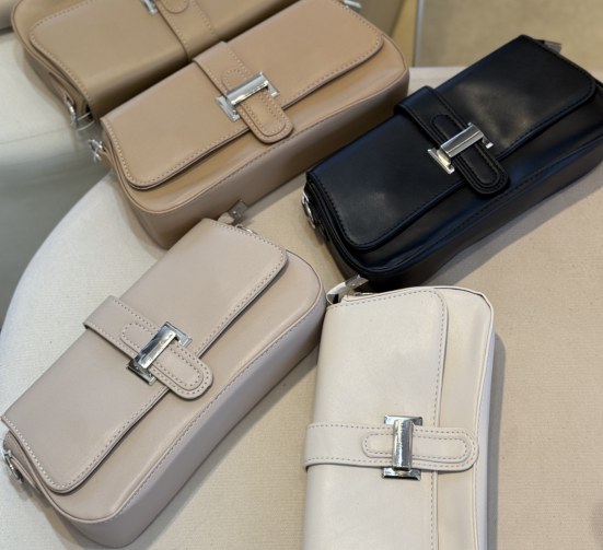 Bolsa baguete com fecho metálico