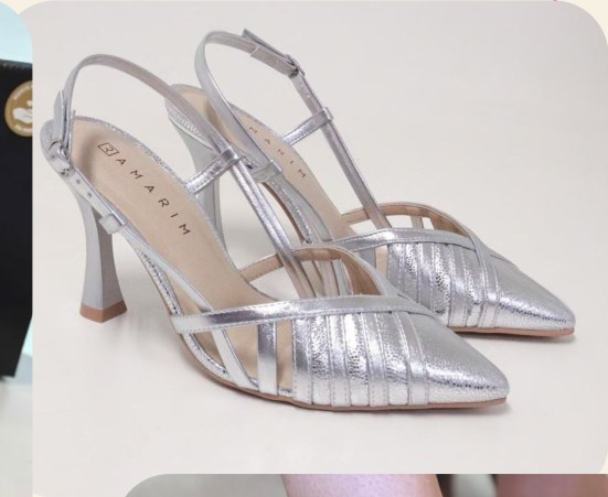 Scarpin slingback metalizado com tiras