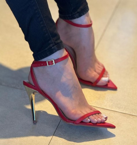 Sandália chanel de salto fino dourado