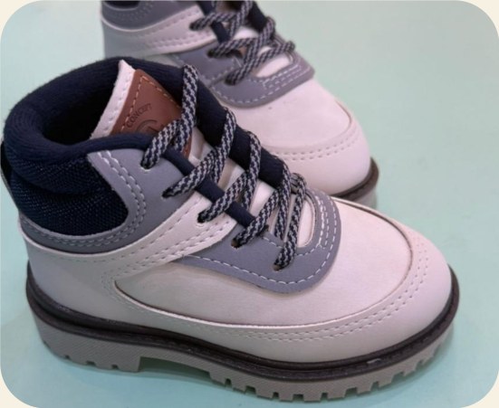 Bota infantil de cadarço com sola robusta