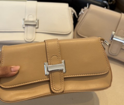 Bolsa baguete com fecho metálico