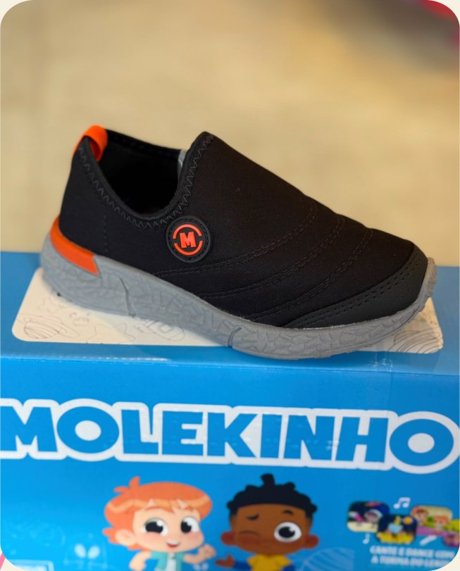 Tênis infantil preto de calce fácil