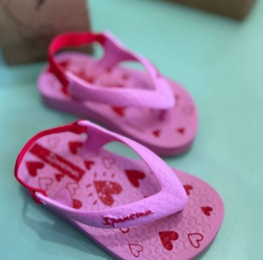 Sandália infantil rosa com tira no calcanhar