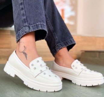Mocassim tratorado com tachas prateadas