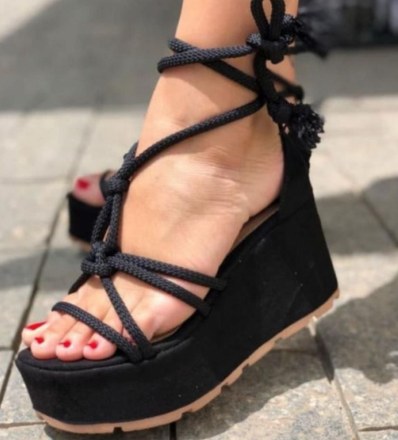 Anabela de camurça com cordas e tassel