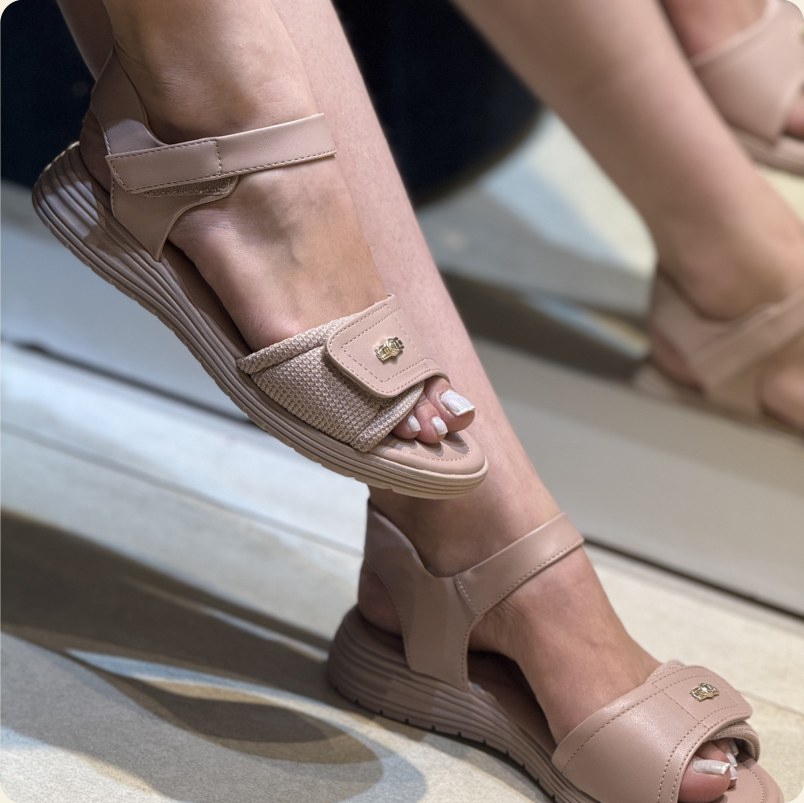 Sandália ortopédica com velcro e detalhe dourado