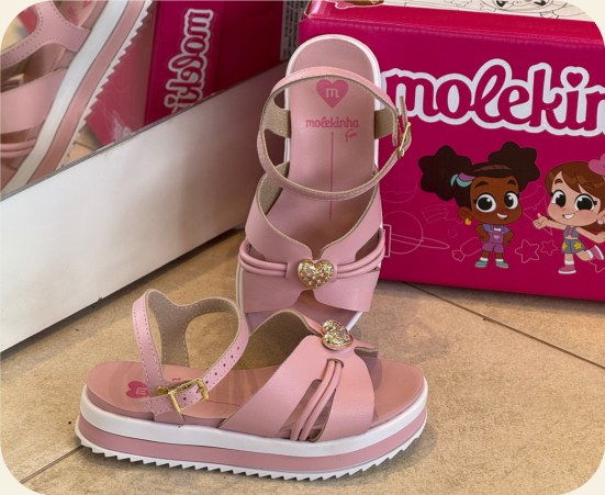 Sandália infantil com laço e tiras cruzadas