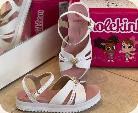 Sandália infantil com laço e tiras cruzadas