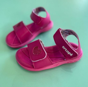 Sandália infantil rosa forte com tiras aderentes