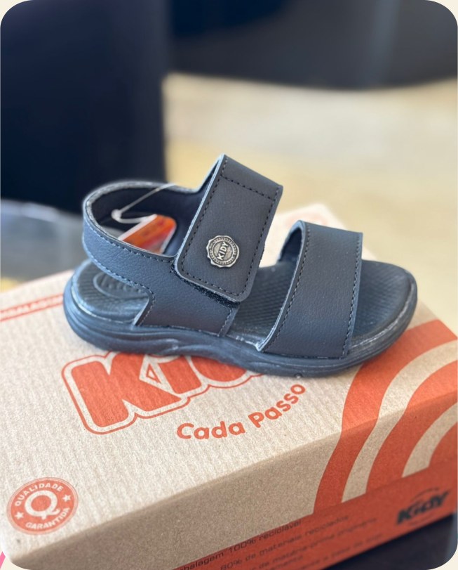 Sandália infantil azul com tiras largas