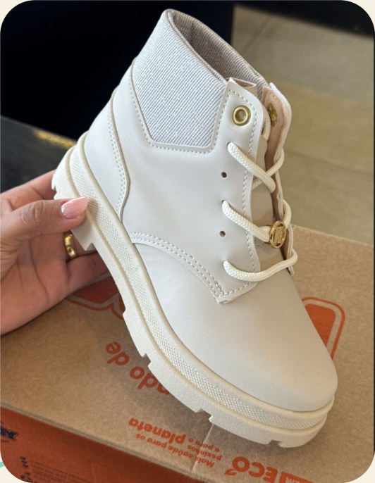 Bota infantil de cano médio com cadarço