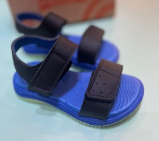 Sandália infantil azul com tiras aderentes