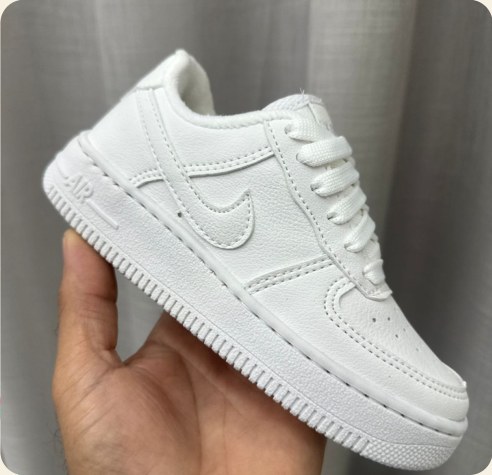 Tênis infantil branco com detalhe lateral