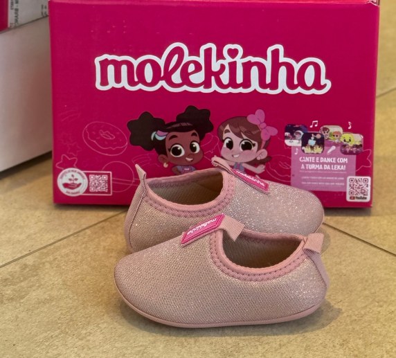 Sapato infantil rosa com tira aderente