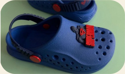 Clog infantil com detalhes coloridos