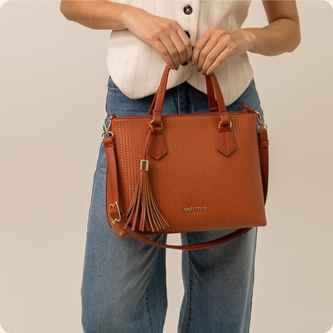Bolsa de mão trançada com pingente