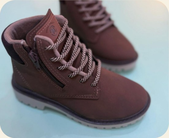 Bota infantil de cadarço com sola robusta