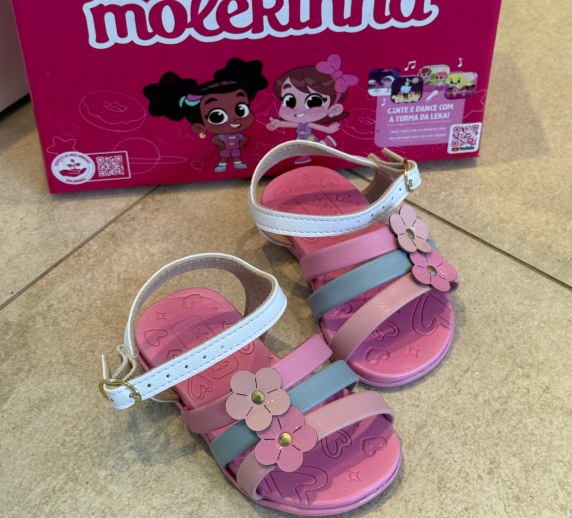 Sandália infantil rosa com flores e tiras coloridas