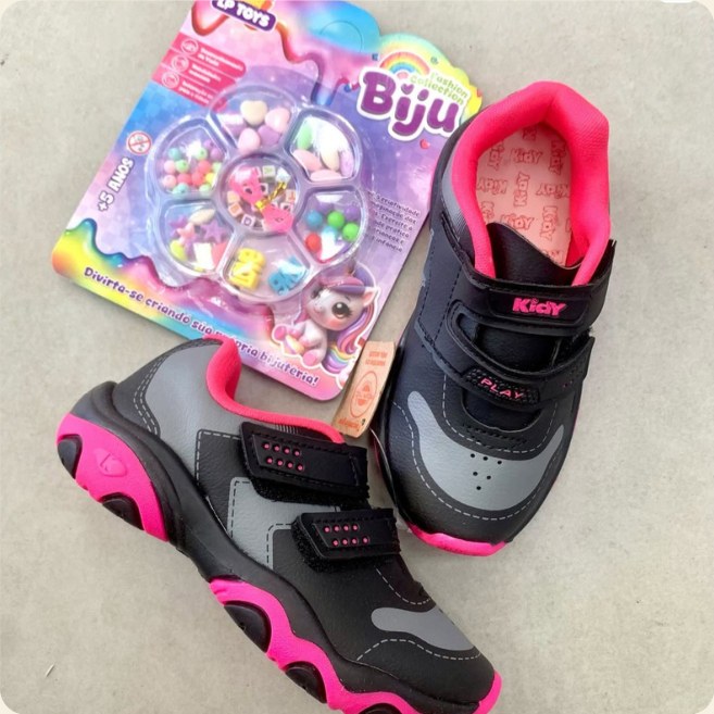 Tênis infantil preto com detalhes rosa